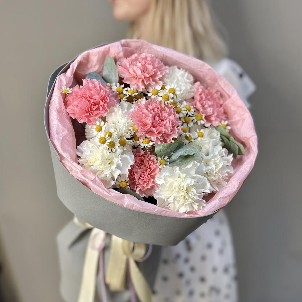 Букет «Понпончик» с диантусами, матрикарией и эвкалиптом 💕