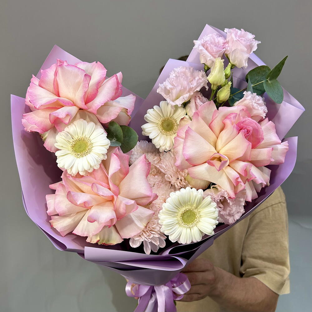 Букет «Лиловое счастье» с французской розой, герберой, эустомой, хризантемой и эвкалиптом